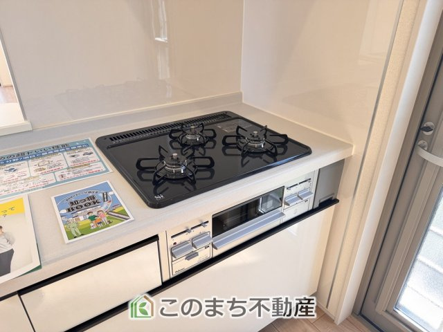 LiveleGarden.S下野市上大領のキッチン|三ツ口コンロ採用で、同時調理もスムーズ◎！お料理を並べられるカウンター付きで、配膳・片付けをサポート！リビングで過ごすご家族とコミュニケーションを楽しみながら作業可能です♪