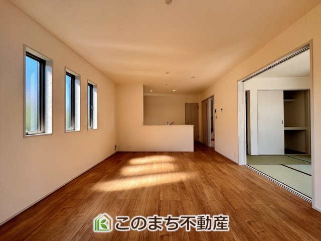 LiveleGarden.S下野市上大領の居間・リビング|開放感のある広々としたリビング☆家族みんなでゆったりくつろげます♪
南側から暖かな日差しが差し込みます♪キッチンからリビングの様子がよく見渡せます☆