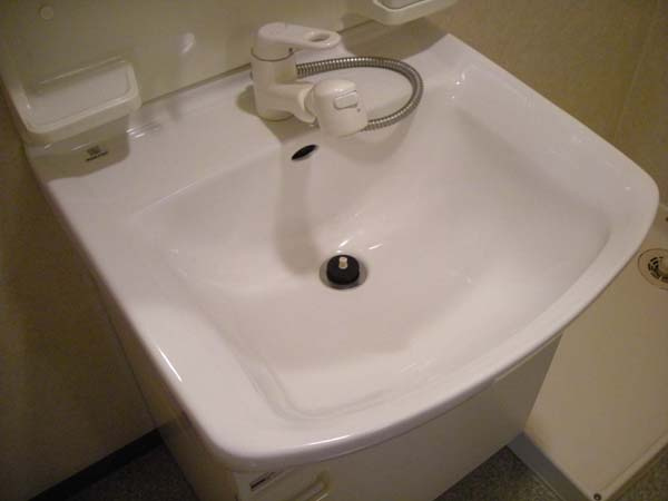サンクレスト岸和田の洗面所|ゆったりとスペースのある洗面所