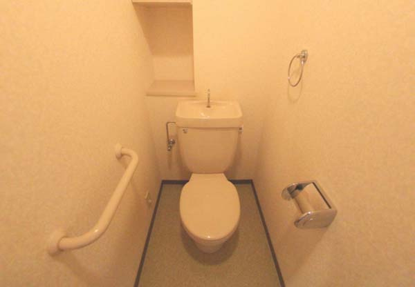サンクレスト岸和田のトイレ|落ち着いた色調のトイレです