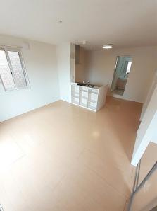 岸和田市西之内町のハイツの居間・リビング|使いやすいリビングです