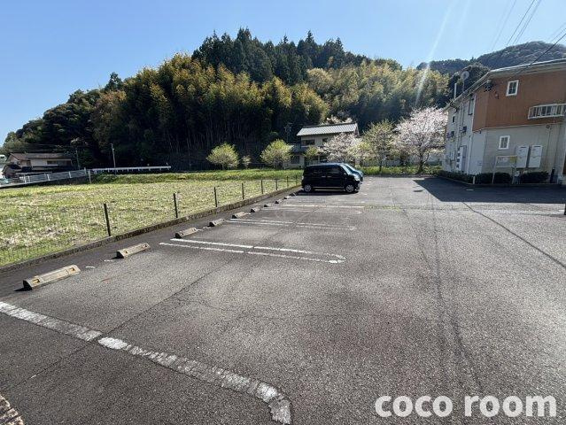 プレジャー　アイの駐車場