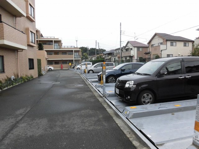 ヒルズ新所沢緑町の駐車場