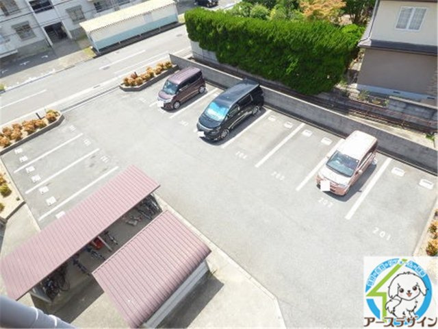 ハイツ山手の駐車場