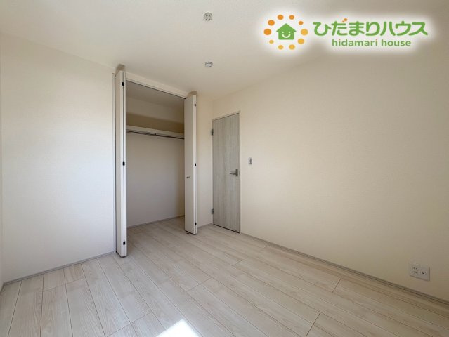 熊谷市拾六間　第7　新築一戸建て　リーブルガーデン　02の洋室|シンプルな形状で使い勝手の良い洋室です！お部屋ごとにしっかりクローゼットが備わっているため、家具を増やす必要がなくスペースを有効活用♪家族それぞれの個室としてフレキシブルに使えて大変便利です！