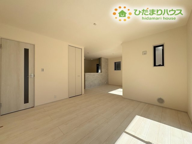 熊谷市拾六間　第7　新築一戸建て　リーブルガーデン　02の居間・リビング|18帖のゆったりとした広さを確保したリビングスペースです！大きな窓から温かな光が差し込み、日中は照明をつけなくても心地よく過ごせます♪家族全員が集まってもゆとりがあり、会話も弾む開放的な空間です！