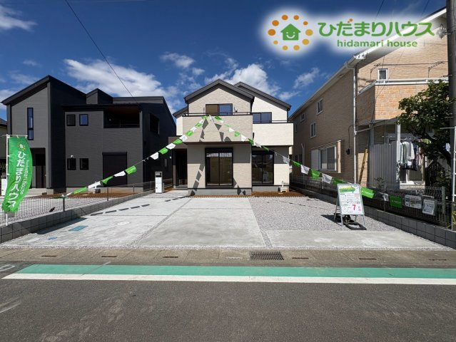 熊谷市拾六間　第7　新築一戸建て　リーブルガーデン　02の駐車場|お車を並列で2台分スムーズに停められるカースペースです！夫婦でそれぞれお車をお持ちのご家庭でも出し入れが楽々行えます♪スペースにゆとりがあるため、荷物の積み下ろしや乗り降りもストレスフリーです！
