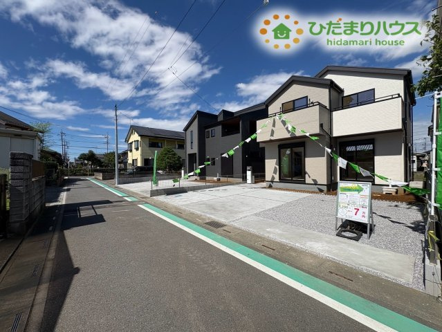 熊谷市拾六間　第7　新築一戸建て　リーブルガーデン　02の前面道路含む現地写真|前面道路は視界が開けており、お車の出入りが非常にスムーズに行えます！道路幅にもしっかりゆとりがあるため、運転が苦手な方でも焦らず落ち着いて駐車作業が可能♪落ち着いた雰囲気で駐車もしやすい道路環境です！