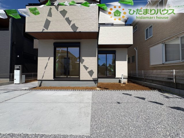 熊谷市拾六間　第7　新築一戸建て　リーブルガーデン　02の庭|玄関前や敷地内にゆとりの空間が確保されています！ちょっとしたガーデニングを楽しんだり、お子様と季節のお花を育てたりするのにピッタリ♪限られたスペースを有効活用して屋外の空気感を楽しめます！