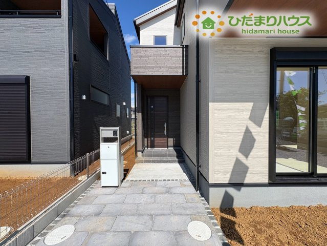 熊谷市拾六間　第7　新築一戸建て　リーブルガーデン　02の玄関|南側からの光を感じられる明るく開放的なアプローチ空間です！玄関まわりがすっきり見えて、来客時にも気持ち良くお迎えできます♪奥行きを感じられるレイアウトで、日々の出入りがスムーズに行える設計です！