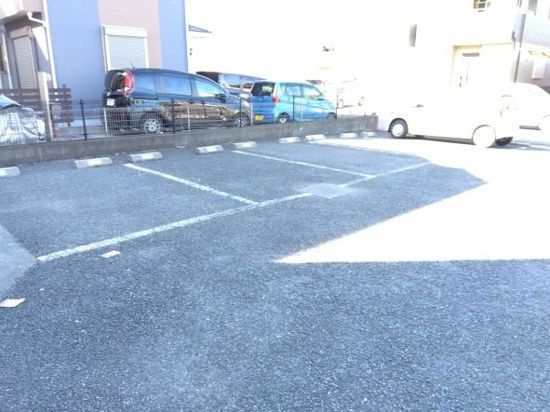 レオパレスプラムフローラの駐車場