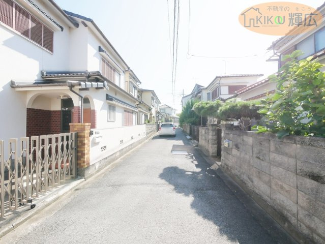 明石市魚住町清水　中古戸建の前面道路含む現地写真