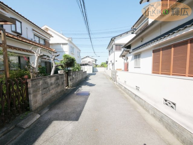 明石市魚住町清水　中古戸建の前面道路含む現地写真