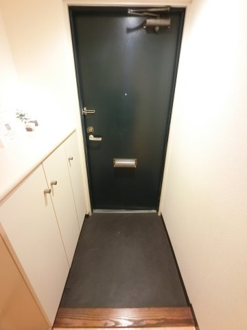 潮ハイツの玄関