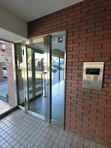 潮ハイツのエントランス