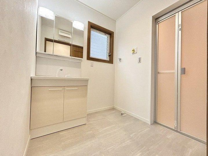 藤沢市石川3丁目　中古戸建の独立洗面台|朝の支度にも助かる、独立の洗髪洗面化粧台