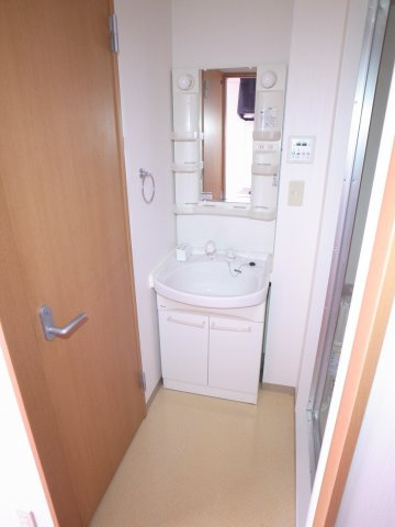 【洗面所】 | 新千葉小川マンション | 洗面脱衣スペースはお風呂の前にご用意。