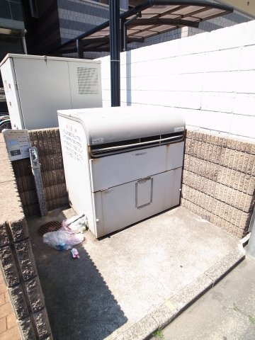 【その他共用部分】 | 新千葉小川マンション | ゴミは、出勤前に敷地内に。