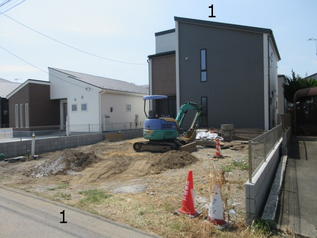 【仲介手数料無料】新築戸建　深谷市稲荷町北6-15（全3棟）の前面道路含む現地写真