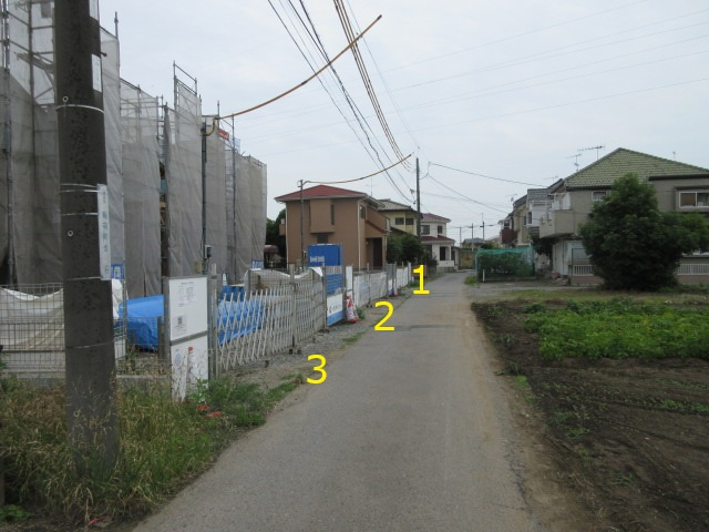 【仲介手数料無料】新築戸建　深谷市稲荷町北6-15（全3棟）の前面道路含む現地写真