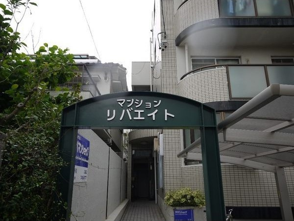 マンションリバエイトのエントランス