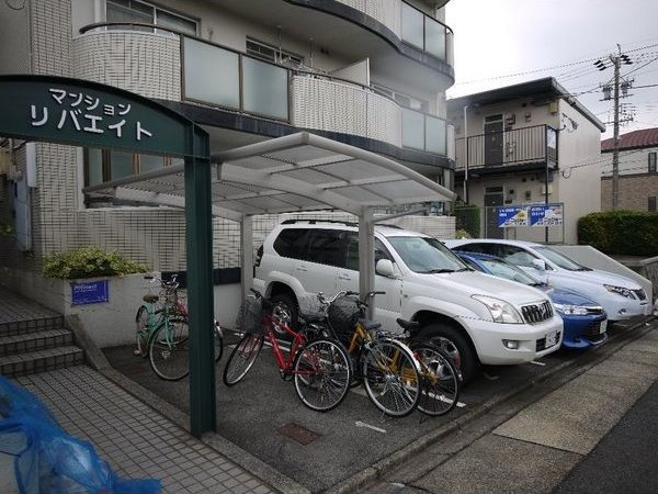 マンションリバエイトの駐車場