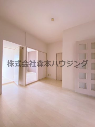 【居間・リビング】 | 　ウエストプラザ | こちらの居間で趣味の時間をお楽しみください