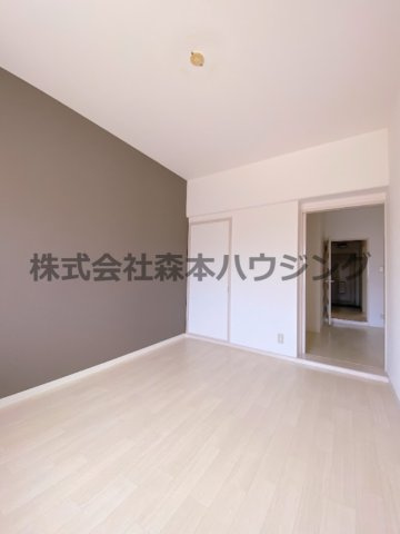 【洋室】 | 　ウエストプラザ | リビングスペース代わりに使えそうな洋室です