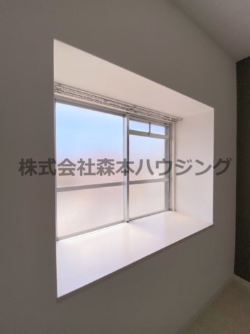 【内装】 | 　ウエストプラザ | 出窓が明るくしてくれます
