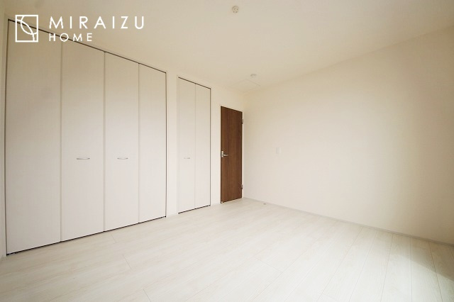 【子供部屋】 | お子様のお部屋にも主寝室にも使えますね。窓が二面についていますので採光もばっちり、空気の入れ替えもOK！自分のお部屋を持ちたいお子様の夢を叶えます！