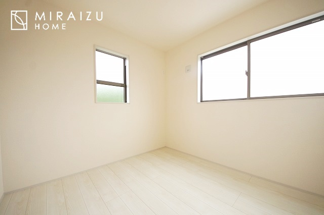 【寝室】 | 収納あり、自然な採光ありの洋室。家族みんなが気持ち良く目覚められる、過ごしやすい主寝室などにもお勧め。もちろん、ペットもご一緒に。