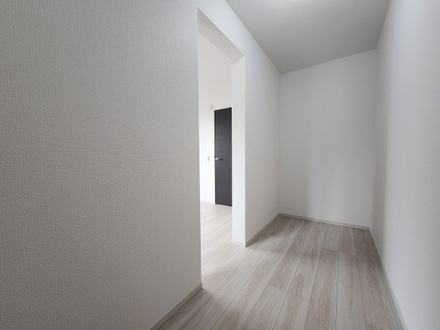 アーバンスタイルKIP高崎市島野町1期 の収納|現地撮影：収納力のある便利なウォークインクローゼット