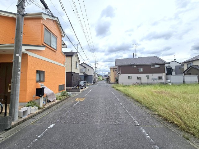 青梅市新町7丁目　中古戸建の前面道路含む現地写真