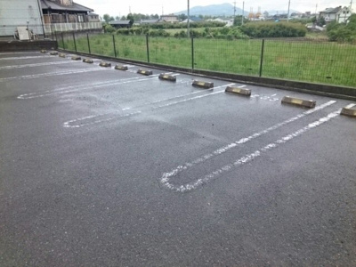 【駐車場】 | サンフローラⅠ | 車をお持ちの方に嬉しい駐車場付きの物件です