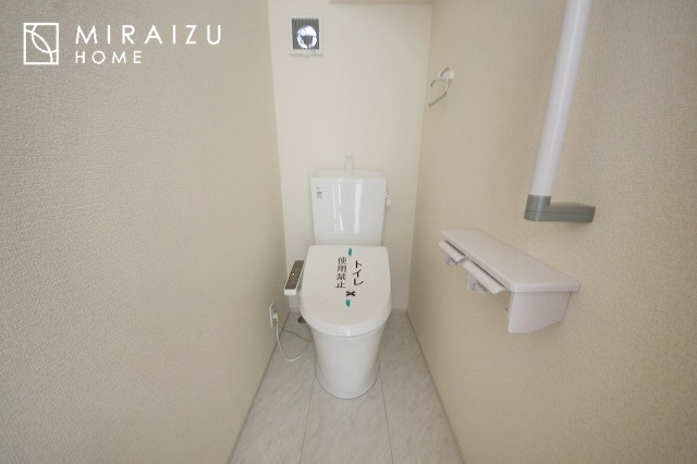 【トイレ】 | 空気の換気と窓からの光の明るさに配慮した清潔感のあるトイレ、ご自分の好きなアロマや芳香剤を置いて落ち着く空間を演出、一人になれる空間ですから、リラックスしたいですね。
