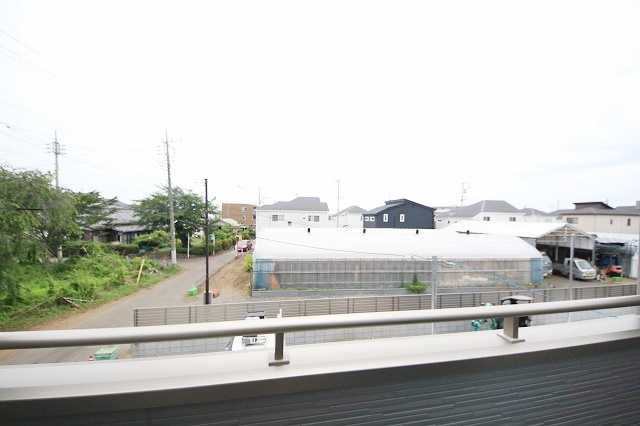 【バルコニー】 | 小鳥の鳴き声で目覚める朝、爽やかな風が入ります。太陽の陽射しでお洗濯物がカラッと乾き、気持ちの良い洋服とお布団で快適に過ごせます。