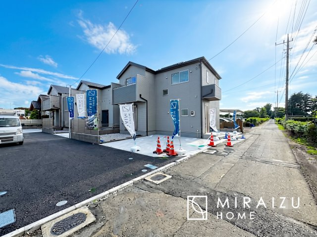 【外観】 | 青く澄み渡った綺麗な空と、陽の光をたっぷりと受ける、そんな新築住宅で新生活をスタートしてみませんか？見学・ご相談等、ミライズホーム(株)までお気軽にご連絡下さい。