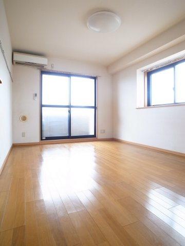 【居間・リビング】 | 都町小川マンション | 角部屋は出窓付きで明るいお部屋