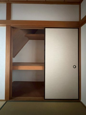 東奈良２丁目貸家の収納