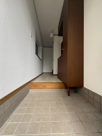東奈良２丁目貸家の玄関