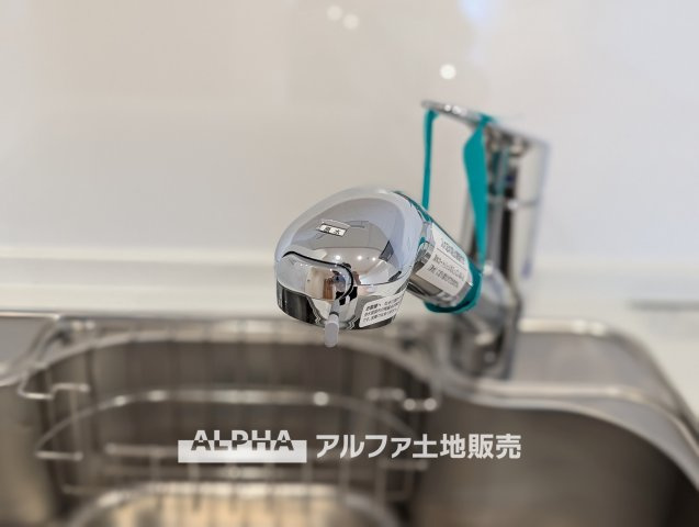 ライオンズマンション小平栄町のキッチン|【Water cleaner】
◆浄水器◆蛇口から流れ出すお水はクリーンでいつも楽しめます。また浄水器内臓シャワー混合栓なので場所取らずのスッキリとしたスタイルです。