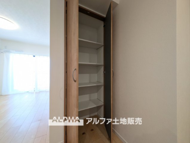 ライオンズマンション小平栄町のキッチン|【Food pantry】
◆フードパントリー◆キッチンの後ろにある収納庫は、食品ストックやビン・缶・ペットボトルなどの収納をするのに使い勝手の良い収納庫。