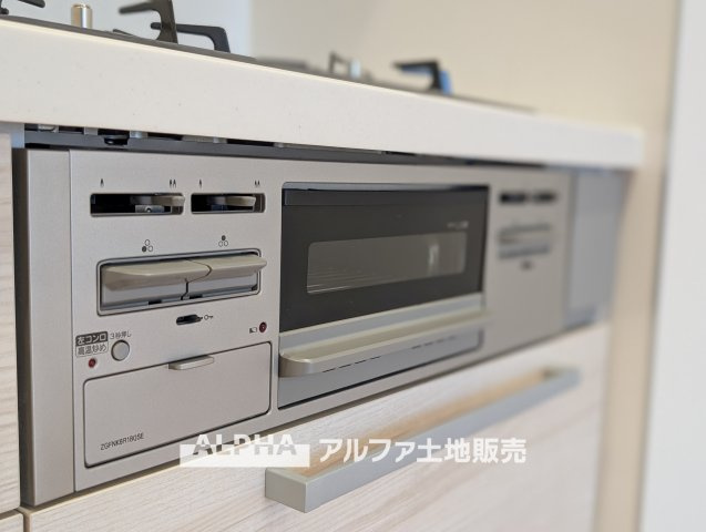 ライオンズマンション小平栄町のキッチン|【Gas range】
◆ガスレンジ◆ホーローレンジは丈夫で汚れにくく、お料理の後もさっと拭くだけで清潔。毎日の家事をラクにし、ご家族の笑顔を支える嬉しい設備です。