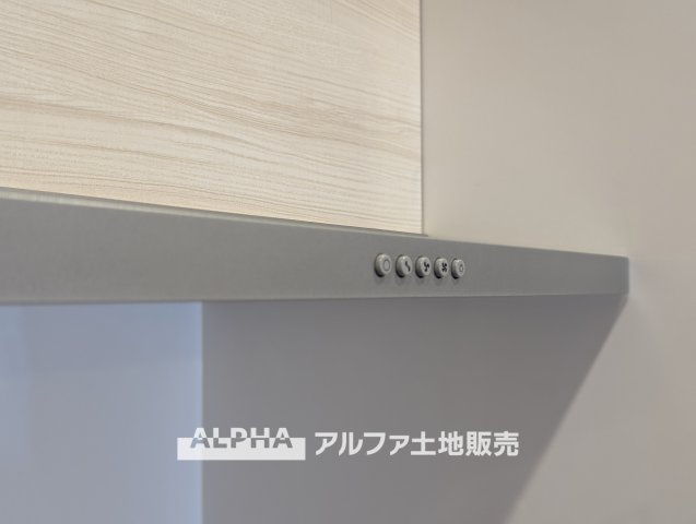 ライオンズマンション小平栄町のキッチン|【Low-Profile Range Hood】
◆スリムレンジフード◆静かに心地よく空気を整えるリファインド設計。油汚れも付きにくく、お手入れも簡単。清潔で美しいキッチン空間を保ちます。