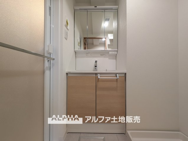 ライオンズマンション小平栄町の独立洗面台|【Vanity with Three Mirrors】
◆三面鏡洗面化粧台◆身支度で使う歯ブラシや化粧品などの小物も鏡裏にすっきり収納。生活感を抑えて朝のひとときも快適に過ごせスタイリッシュな空間に。