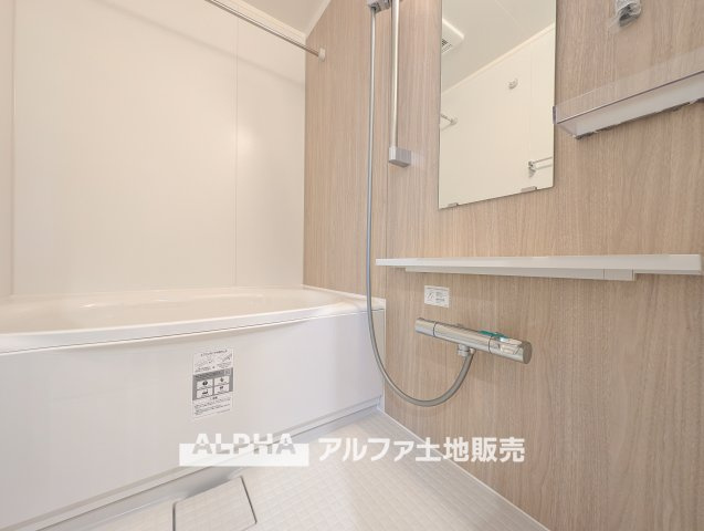 ライオンズマンション小平栄町の浴室|【Bathroom】
◆浴室換気乾燥機付きUB◆雨に日でも洗濯物が乾かせ、同時に室内を乾燥させる為、カビ、汚れの発生を抑えます。暖房機機能があり冬場は入浴前に暖め可能でとても重宝します。
