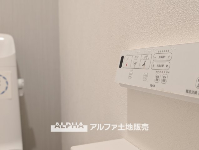 ライオンズマンション小平栄町のトイレ|【Warm water flush toilet】
◆温水洗浄便座付きトイレ◆お掃除も楽々。快適に過ごすためには今や欠かせない設備の一つです。壁掛けリモコンで使いやすくいつでも清潔に保てます。