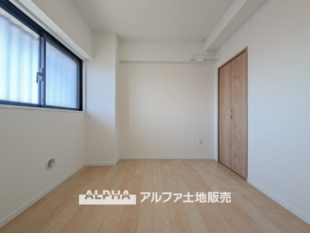 ライオンズマンション小平栄町の洋室|【Two sides lighting】
◆明るい主寝室◆二面採光北側の居室は明るく爽やかな風の抜ける快適空間。。収納もしっかりと沢山の洋服をしまえます。