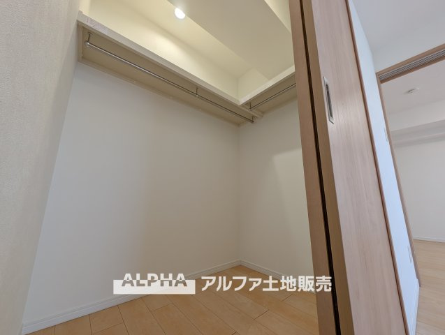ライオンズマンション小平栄町の収納|【Family closet】
◆ファミリー・クロゼット◆多数ある収納のひとつ。このクロゼットは家族共有の場所。色々なモノ、本や季節物、掃除用具などしまう物を選びません。