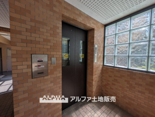 ライオンズマンション小平栄町の設備|【Elevator Hall】
◆エレベーターホール◆共用部は管理の行き届いた綺麗なスペース。いつも明るく家族を、来客を出迎えてくれる大切な場所です。